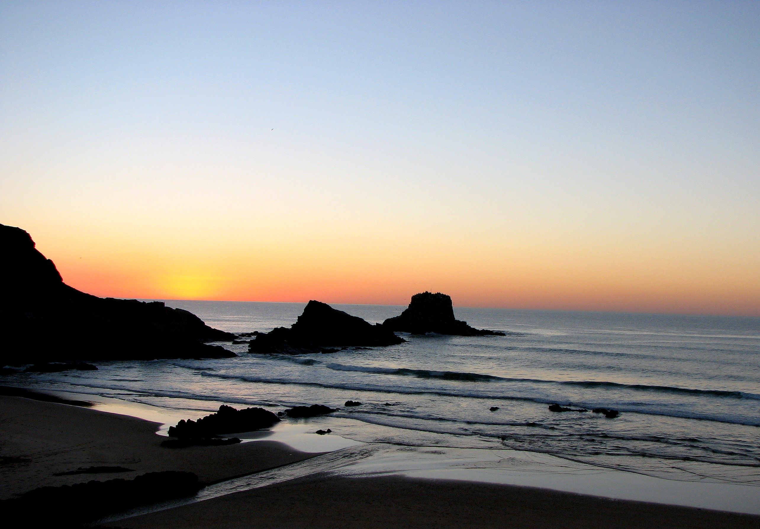 Vista do mar e das falésias da Zambujeira do Mar, ao pôr do sol