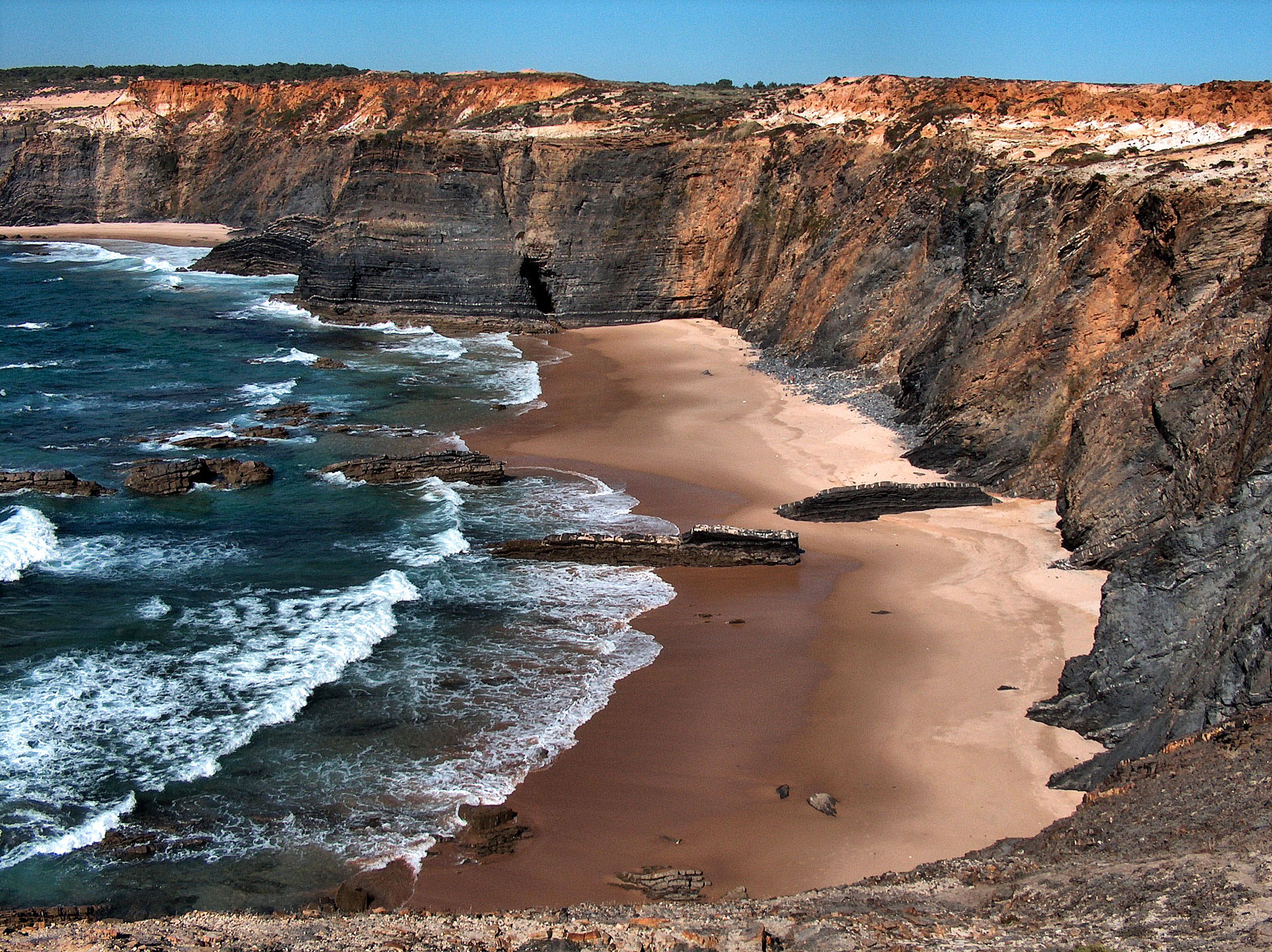 Falésias e praia da Zambujeira do Mar